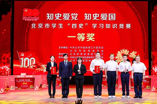 英语Also through a sea of people怎么翻译？游戏画面